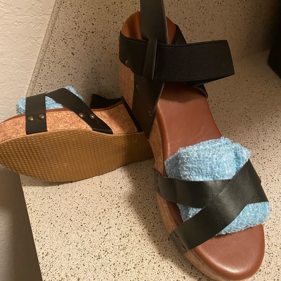 Women’s black wedge sandal - Picture 2 of 3